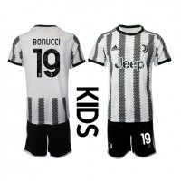 Juventus Leonardo Bonucci #19 Hjemmebanesæt Børn 2022-23 Kortærmet (+ Korte bukser)